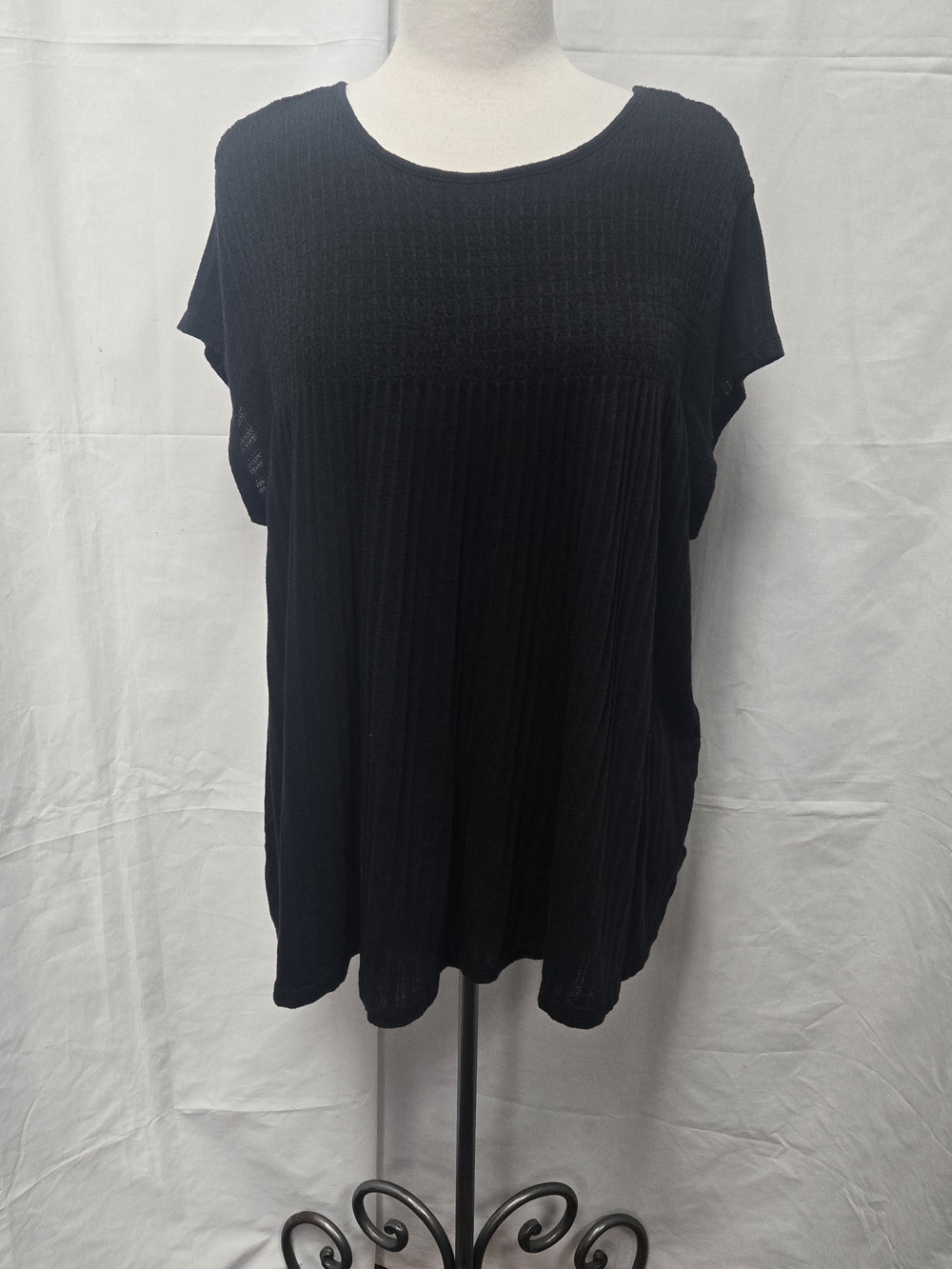 Time and Tru Black Short Sleeve Pleated Knit Tunic